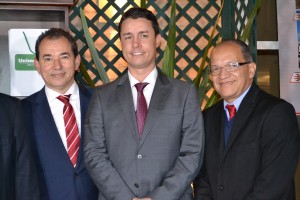 Dr. Helton Freitas, presidente da Seguros Unimed, Dr. Tiago P. Medeiros diretor presidente da Unimed São Carlos e Jorge Oliveira, superintendente da Seguros Unimed