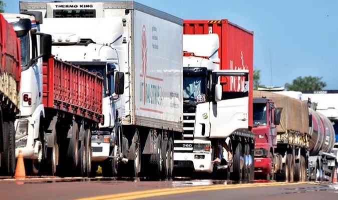 greve-de-caminhoneiros-paraguai-1