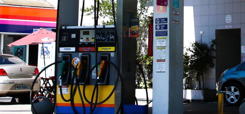 São Paulo - Posto de gasolina em Pinheiros.