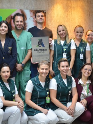 Equipe do Hospital Unidade I e equipe Angels com a placa de reconhecimento internacional