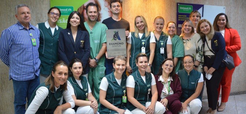 Equipe do Hospital Unidade I e equipe Angels com a placa de reconhecimento internacional